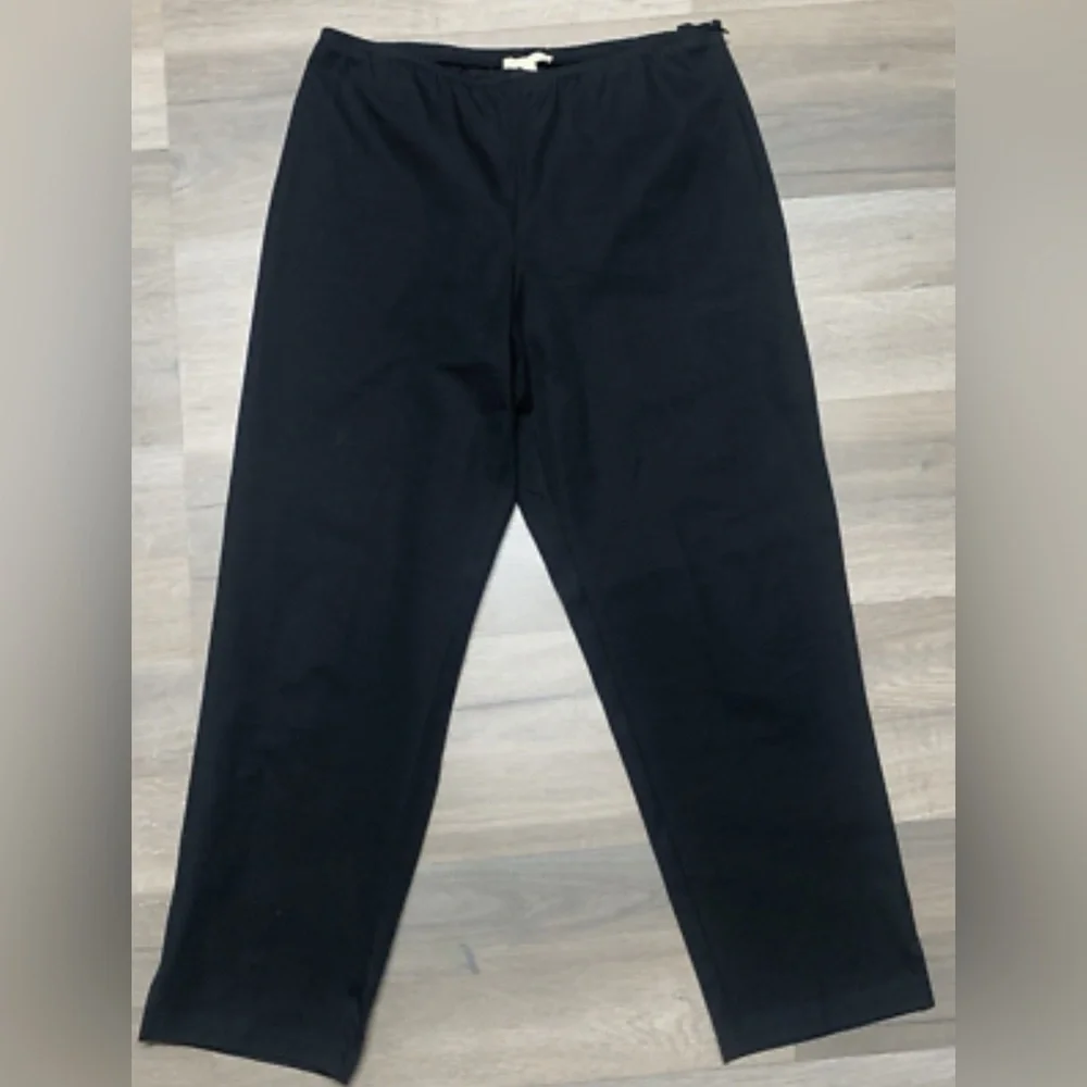 Eileen Fischer black pull on cropped straight pants with side zip and elastic